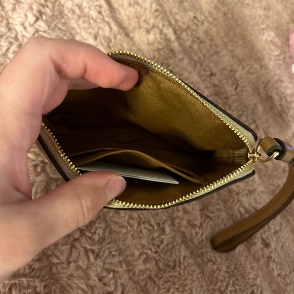 Coach Corner Wristlet in Signature Canvas NWOT - Picture 3 of 4